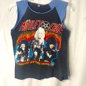 VINTAGE Motley Crew t-shirt shout at the devil